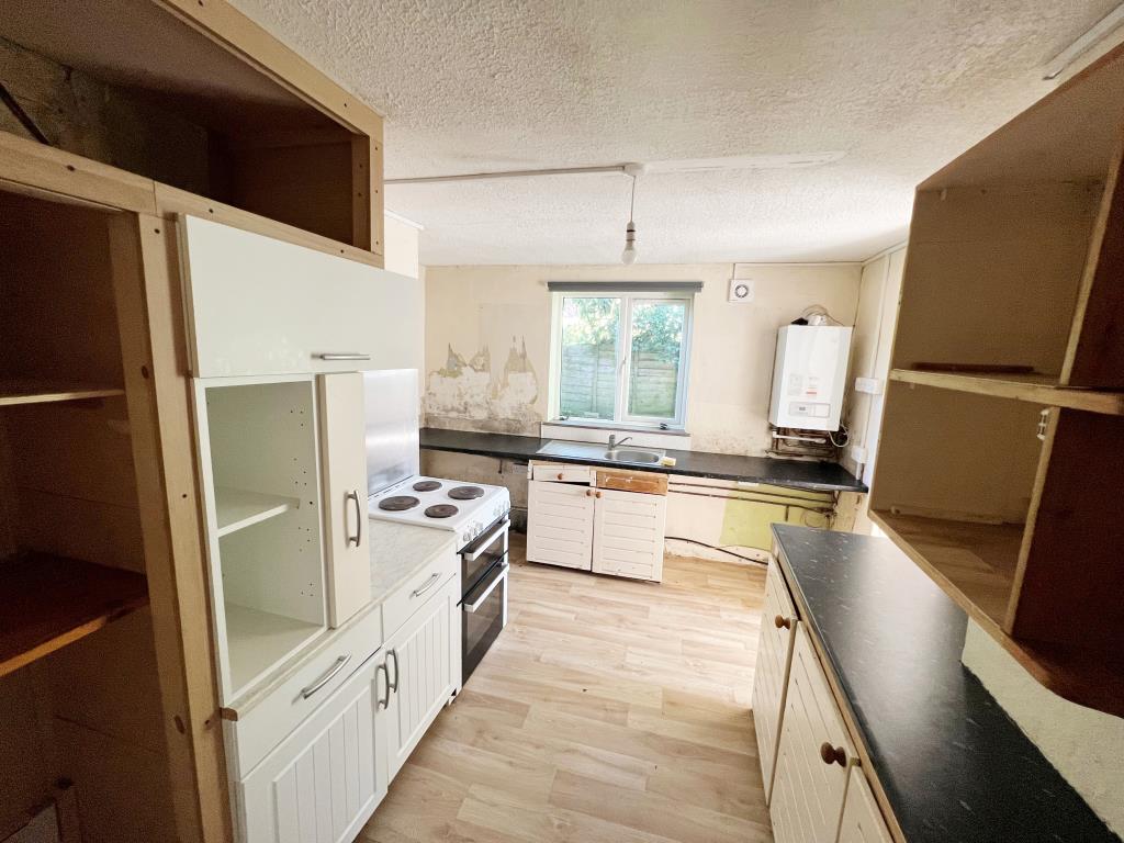 Lot: 62 - COTTAGE FOR IMPROVEMENT - Kitchen